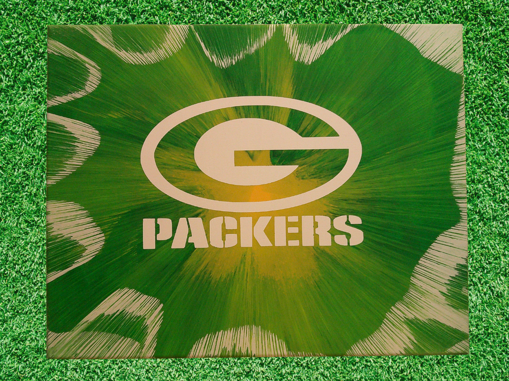 Custom Spin Art of Green Bay Packers logo on a green grass background